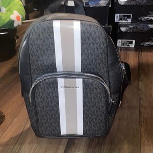Michael kors men’s crossbody great condition barley worn !